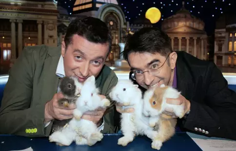 Dezbrăcatu’ şi Găinuşă le oferă iepuraşi fanilor