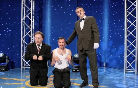 Cârcotaşii prezintă motanul dresor de câini | FOTO