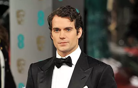 Henry Cavill se iubeşte cu o studentă de 19 ani