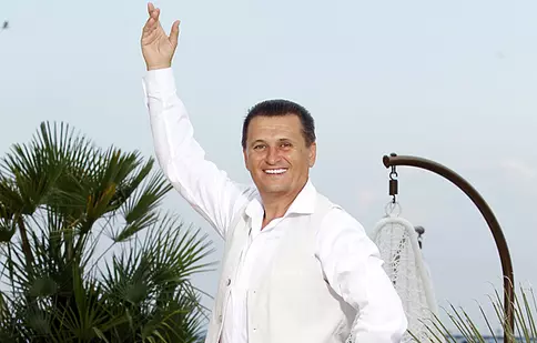 “Serviţi, vă rog!” se ţine de petreceri la Mamaia