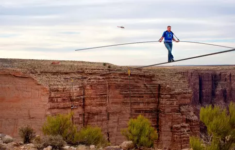 Nik Wallenda a traversat Marele Canion pe sârmă