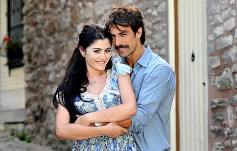 Protagoniştii din “Iffet” s-au îndrăgostit la prima vedere