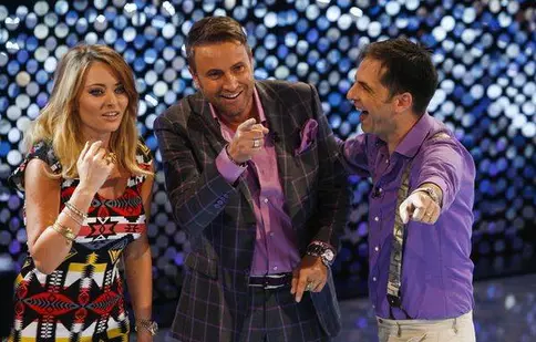 Botezatu şi Delia se întrec cu blondele lui Dan Negru