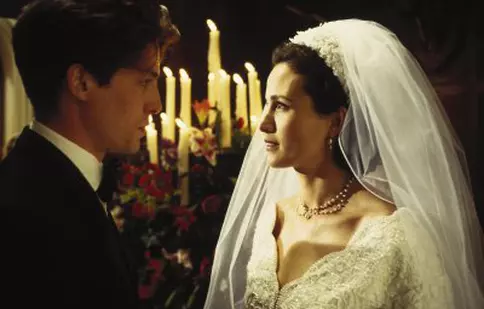 Patru nunţi şi o înmormântare