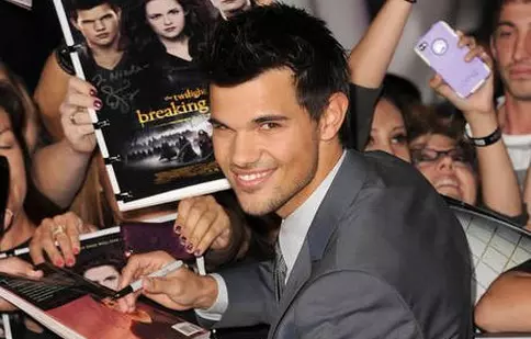 Taylor Lautner se iubeşte cu o colegă de platouri