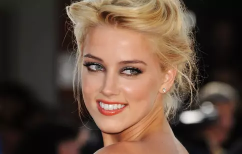 Amber Heard flirtează cu un miliardar