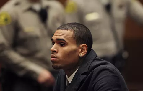 Chris Brown s-a internat la dezintoxicare