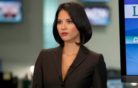 Olivia Munn face pe diva la filmările serialului „Redacţia”