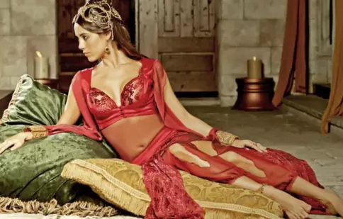 FOTO. Cine e Cansu Dere, cadâna Firuze din "Suleyman"