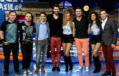 Cornel Ilie cântă piesa „Aşa, şi?” la „Cronica Cârcotaşilor”