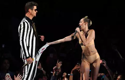 Miley Cyrus, apariţie scandaloasă la MTV Video Music Awards 2013