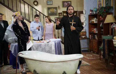 Denis Ştefan se face preot în "Tanti Florica"