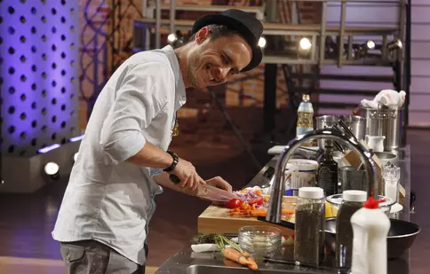 Şerban Copoţ găteşte midii adunate chiar de el