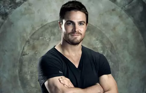 Stephen Amell („Arcaşul”) a devenit tătic