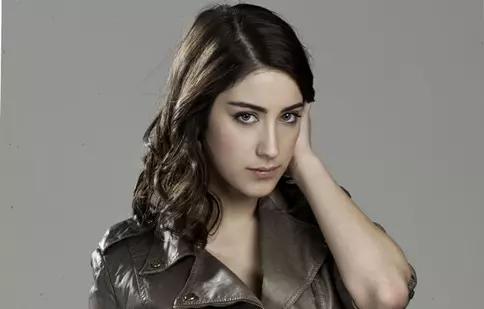 Hazal Kaya ("Feriha") visează să joace cu Marion Cotillard   