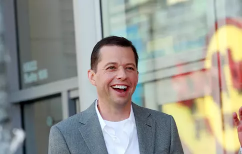 Fosta soţie a lui Jon Cryer vrea o felie din averea lui