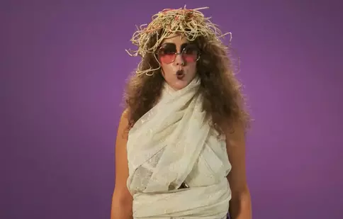 Iulia Albu şi Gigi Becali, “Mondenii” ediţiei de azi, la Prima TV