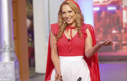 FOTO| Iulia Vântur se joacă de-a Scufiţa roşie, diseară, la „SRC”