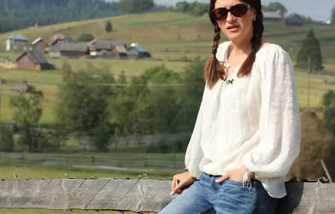 Iuliana Tudor a învăţat să cosească la „Mi-s de la ţară”