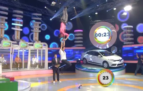 Bogdan Vlădău, suspendat în aer, cu capul în jos, la “Jumătatea mea ştie”