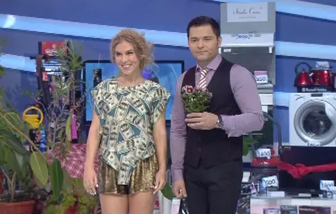 Corina, îmbrăcată în bani la “Roata Norocului”