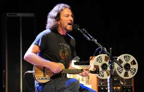 Lui Eddie Vedder (Pearl Jam) nu-i plac telefoanele mobile