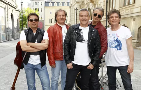 Holograf pleacă în turneu