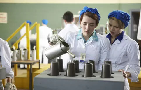 Serialul "Fetele bombă" începe diseară la Film Cafe