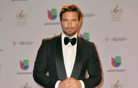 Julian Jil, tare mândru de iubita lui mai tânără