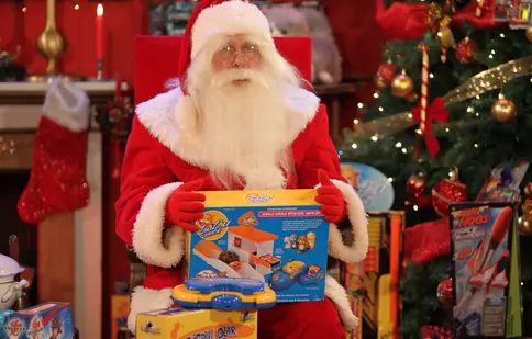 Moş Crăciun împarte, de azi, cadouri la Pro TV