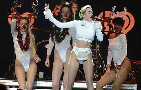 Miley Cyrus are un nou videoclip provocator, „Adore You”