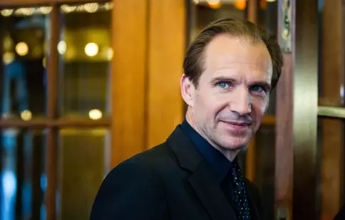 Ralph Fiennes suferă de atacuri de panică
