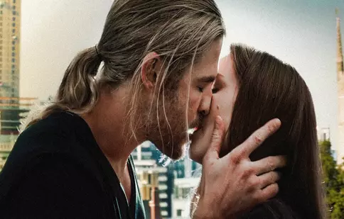 Chris Hemsworth s-a sărutat cu propria soţie în “Thor: Întunericul”!