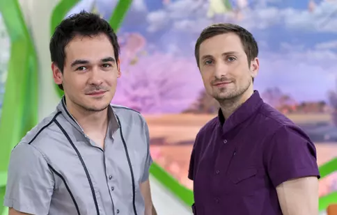 Răzvan şi Dani: unul în carantină, altul sub soarele Africii în vacanţă