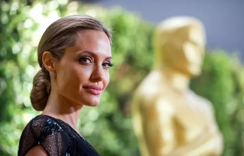 Angelina Jolie mănâncă doar mei şi hrişcă