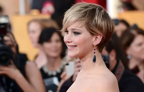 Jennifer Lawrence îşi cumpără o casă cu Nicholas Hoult