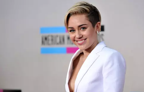 Miley Cyrus a renunţat la tutun