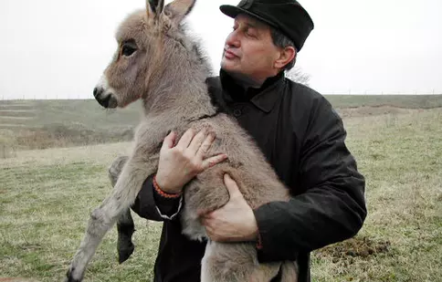Mircea Dinescu va prezenta "Politică şi delicateţuri" la TVR