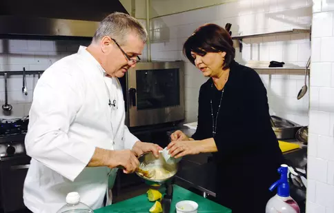 Mircea Dinescu găteşte alături de Adina Vălean, duminică, la "Politică şi delicateţuri"