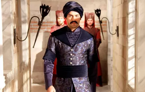 Burak Özçivit, boierul Bali din “Suleyman Magnificul”, e înnebunit după maşinile de epocă