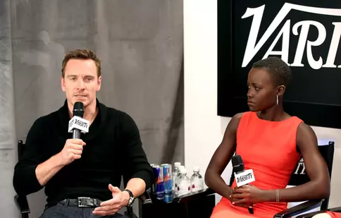 Michael Fassbender şi Lupita Nyong’o sunt împreună