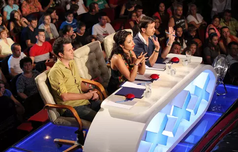 Bunica bate toba şi Pavel se pune cu “mândrele” la “Românii au talent”