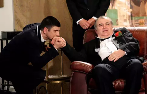 Alex Bogdan i-a pupat mâna lui Florin Călinescu