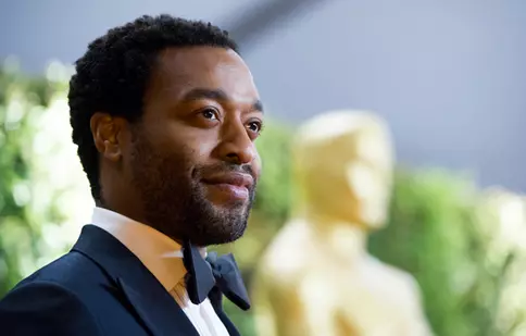 Chiwetel Ejiofor e favoritul pentru rolul negativ din următorul film Bond