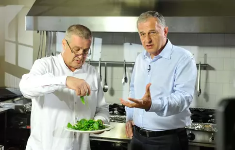 Mircea Dinescu îl aduce pe Mircea Geoană în bucătărie, la "Politică şi delicateţuri"