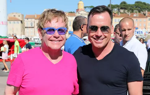 Elton John se căsătoreşte în luna mai