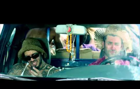 Smiley şi Alex Velea sunt pepenari în comedia “Selfie”