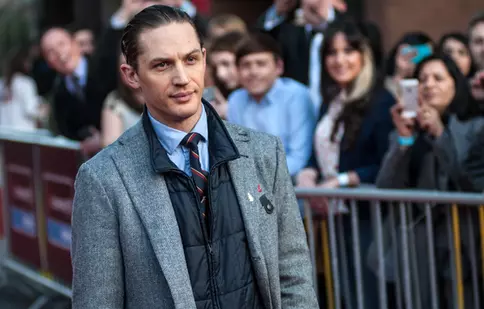 Tom Hardy poartă hainele lui Elton John