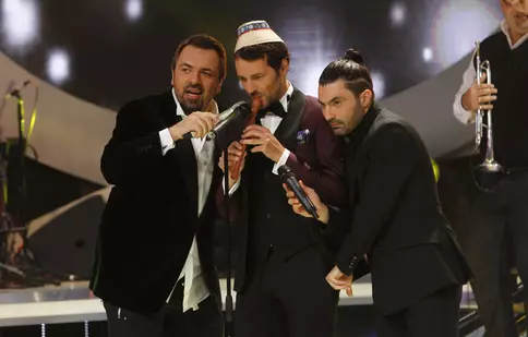 Andrei Aradits cântă alături de HB Orchestra, în finala “Te cunosc de undeva!”