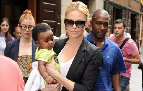 Viaţa lui Charlize Theron se învârte în jurul fiului ei